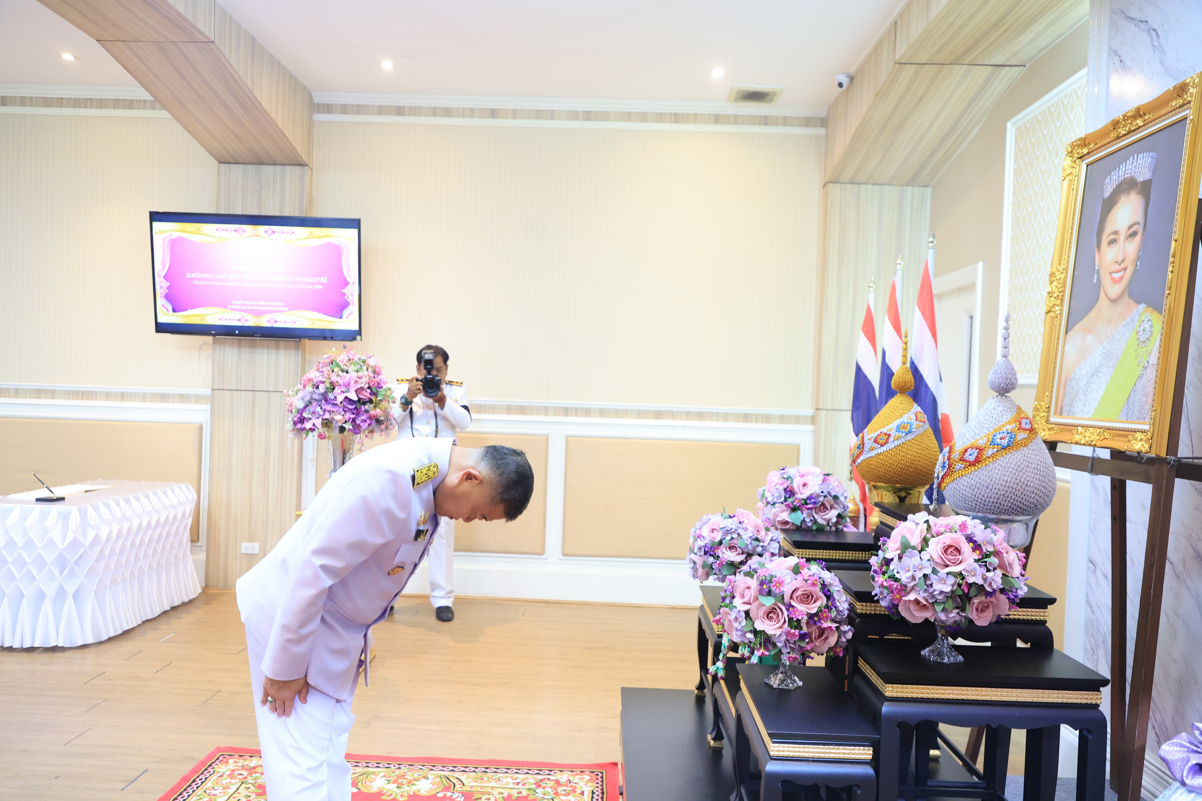 title - เลขาธิการ ส.ป.ก. ลงนามถวายพระพร สมเด็จพระนางเจ้าฯ พระบรมราชินี เนื่องในโอกาสวันเฉลิมพระชนมพรรษา 48 พรรษา 3 มิถุนายน 2568 ณ กระทรวงเกษตรและสหกรณ์